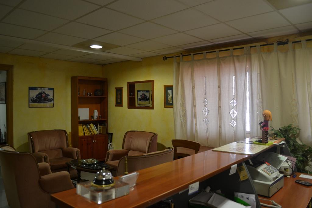 Hostal Al-Qazeres Caces Екстериор снимка