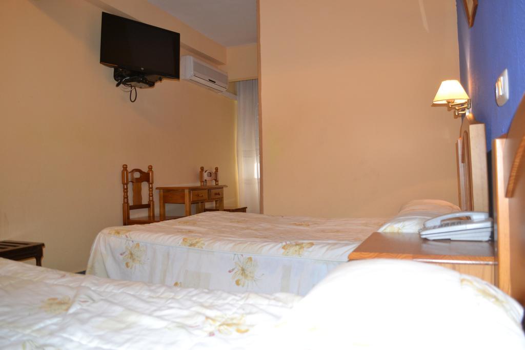 Hostal Al-Qazeres Caces Стая снимка