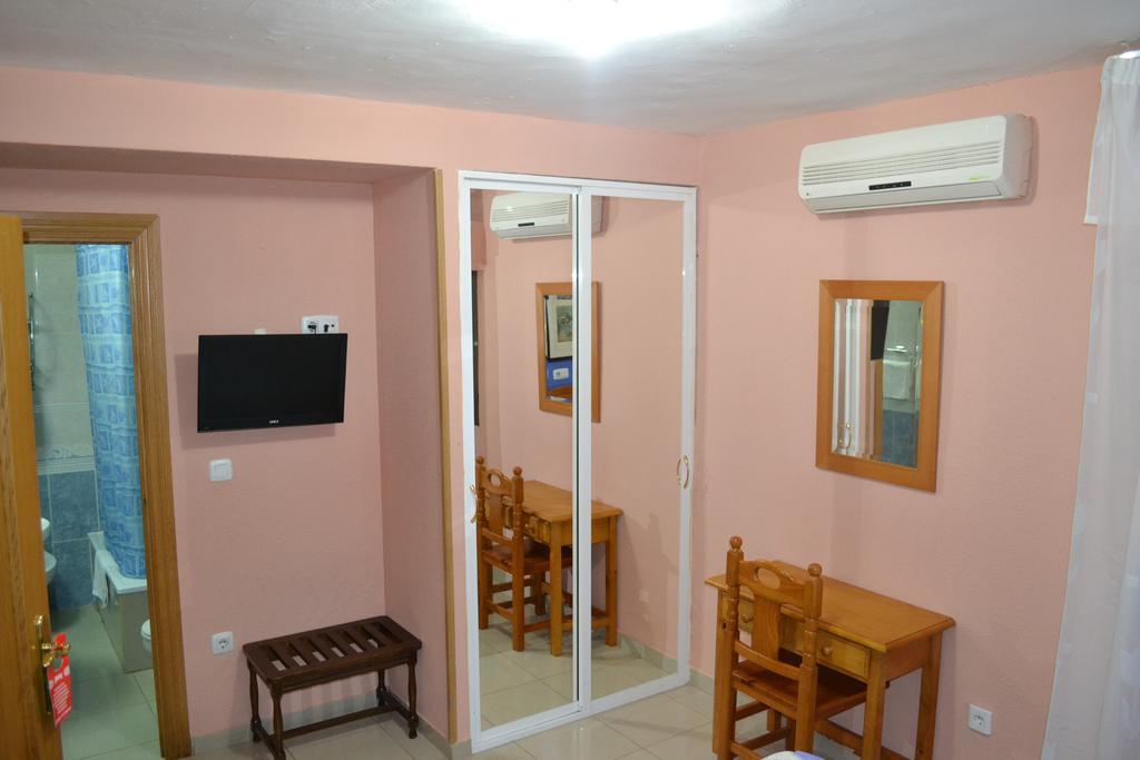 Hostal Al-Qazeres Caces Стая снимка