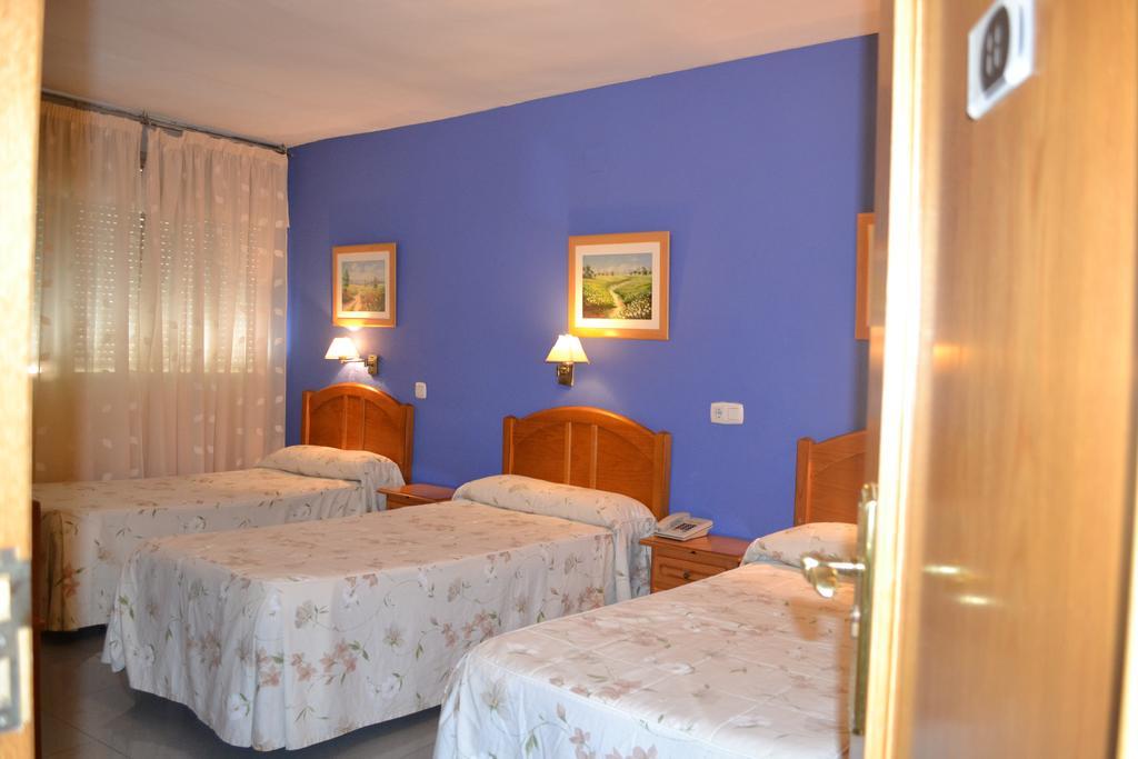 Hostal Al-Qazeres Caces Стая снимка