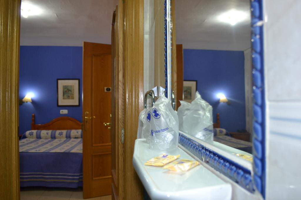 Hostal Al-Qazeres Caces Екстериор снимка