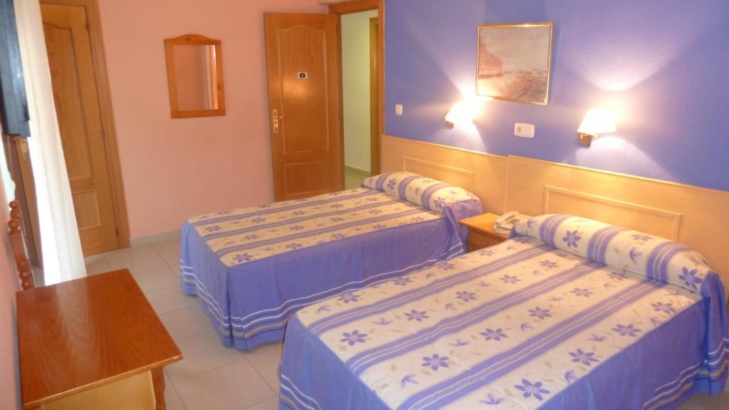 Hostal Al-Qazeres Caces Екстериор снимка